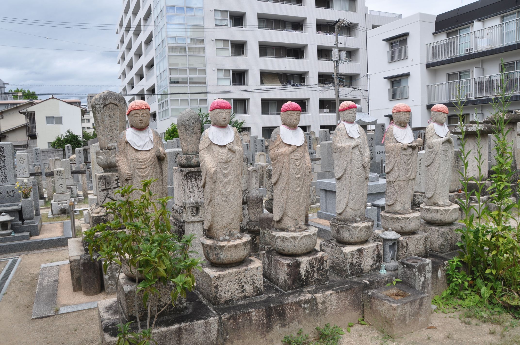 街歩きヒストリア写真　心行寺内にある六地蔵