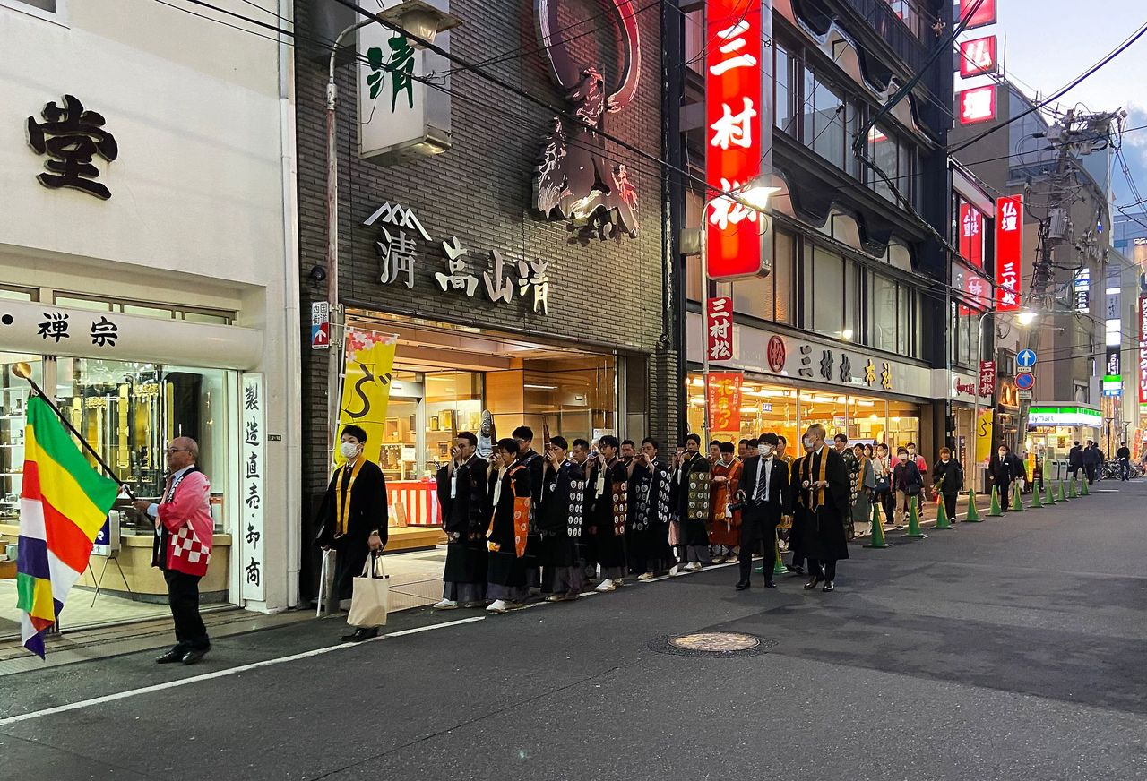 街歩きヒストリア写真　僧侶たちが雅楽を奏でながら練り歩く「雅楽パレード」。荘厳な音色が響きます。（令和5年の仏だん通り祭）