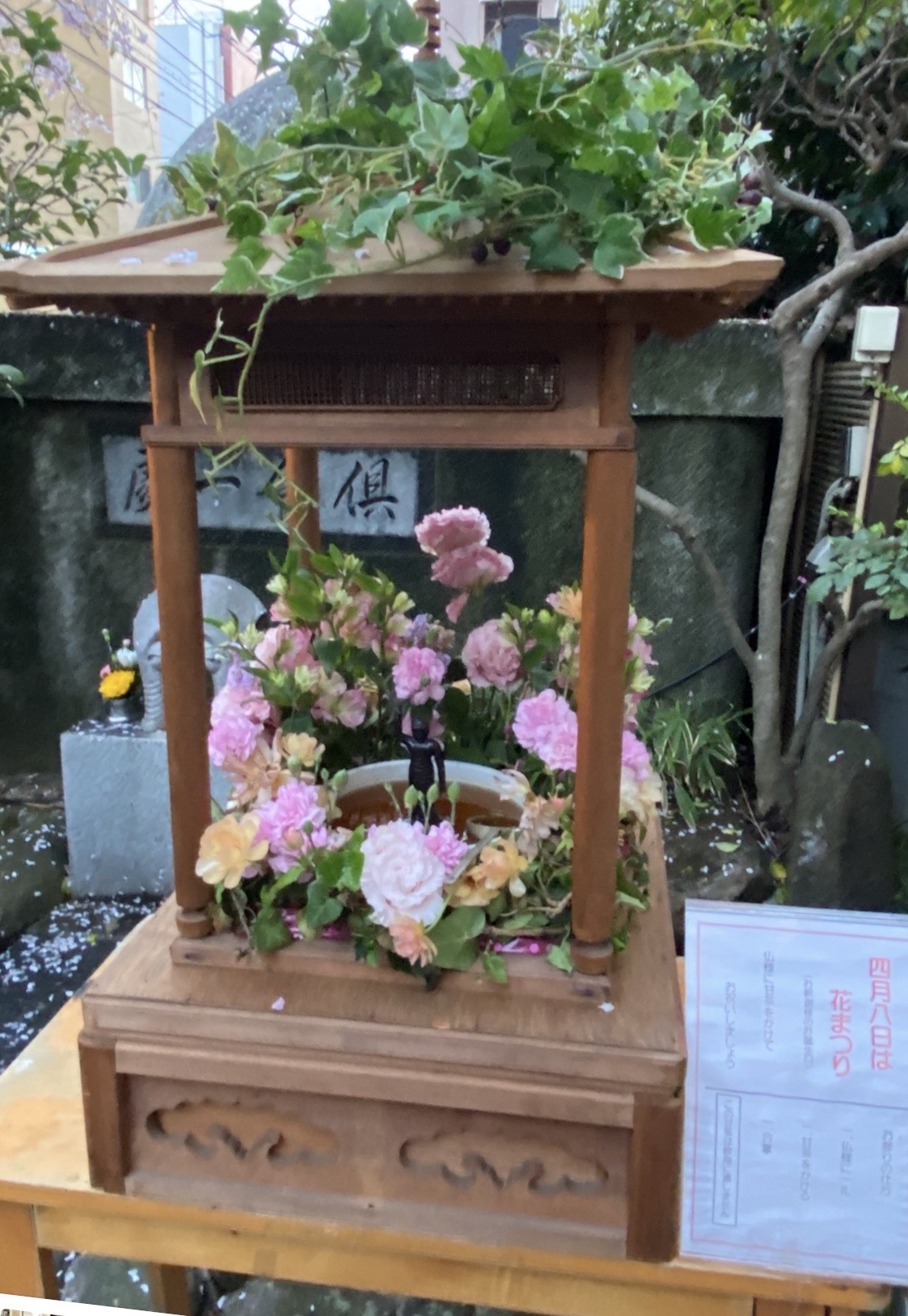 街歩きヒストリア写真　パレード最終地点・徳栄寺境内の花御堂。仏像に甘茶をかけて誕生を祝います。