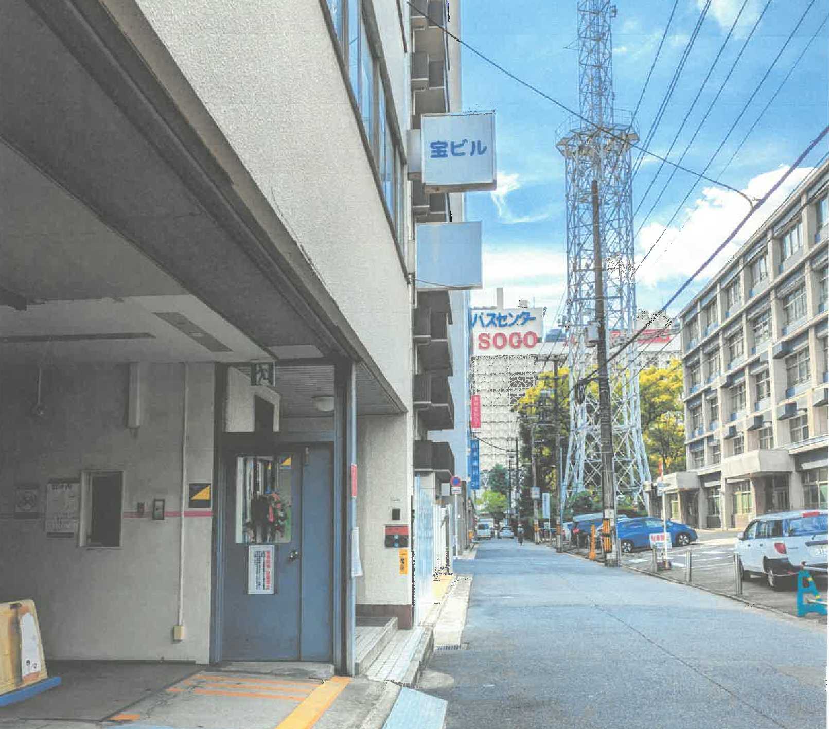 街歩きヒストリア写真 電車通りに面したビルの裏口。路地裏にひっそりと掲げられています。
