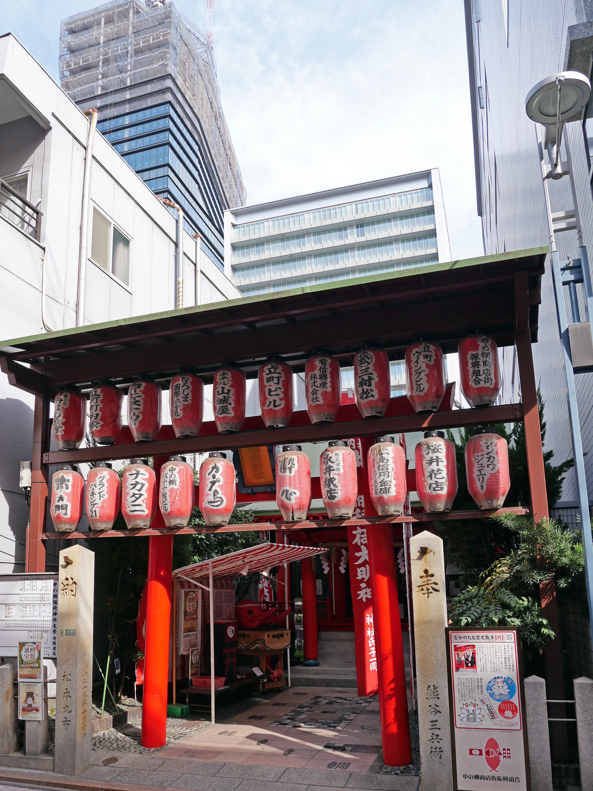 商店や銀行が並ぶ通りに鎮座しています。
　　