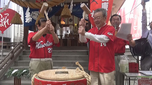 カープ神社２つの写真