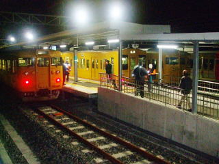 写真　あき亀山駅始発