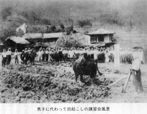 男子に代わって田起こしの講習会風景