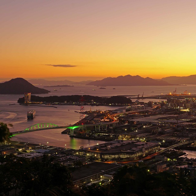 黄金山山頂から夕陽を臨む写真