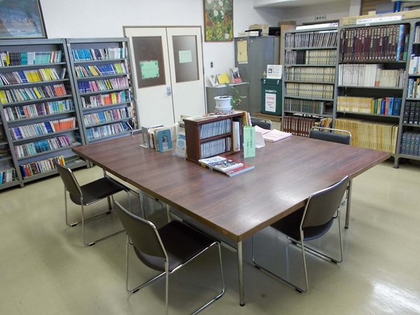 明るく整理された中野公民館の図書室