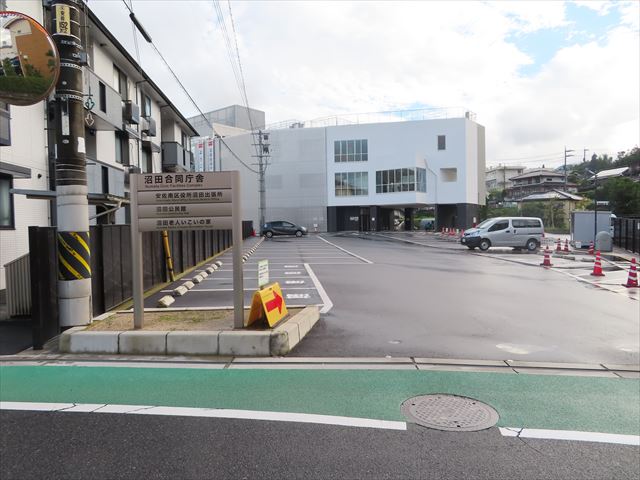 沼田公民館西側(駐車場入口）の写真
