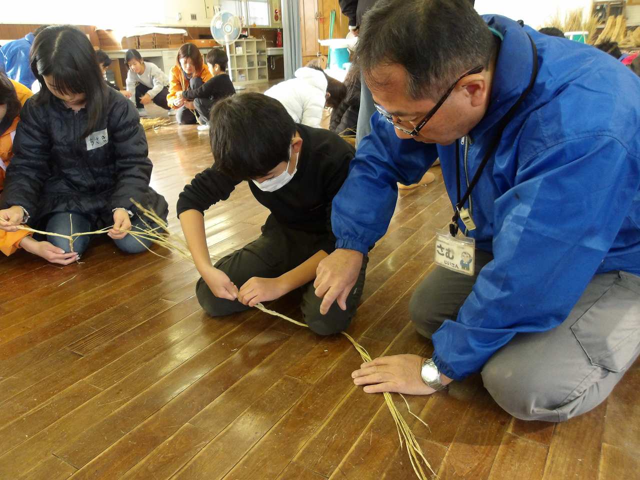 わら細工体験の写真