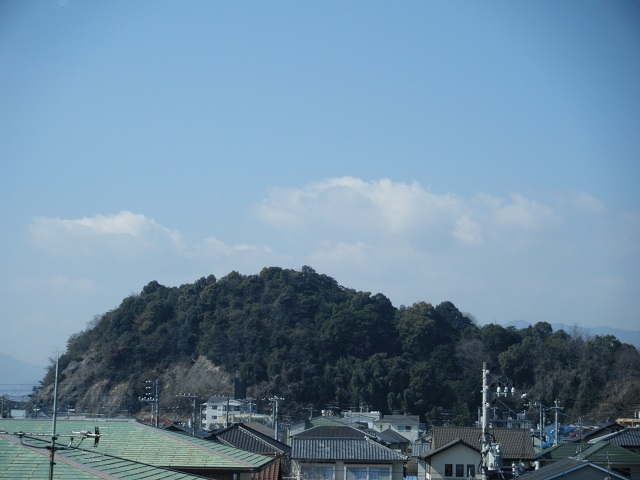 公民館屋上から海老山を撮影した写真